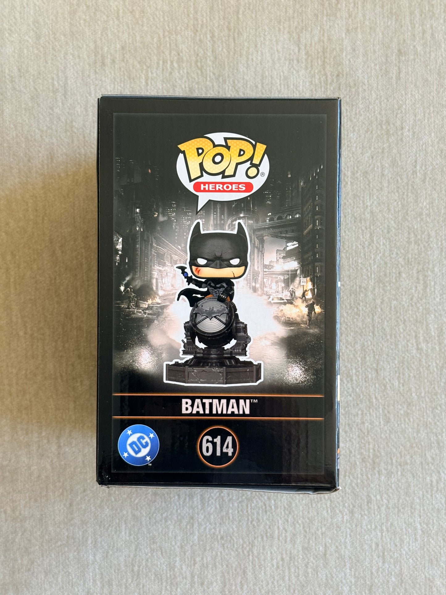 DC COMICS: PREMIUM LIGHT UP BATMAN VINYL FIGURE #614